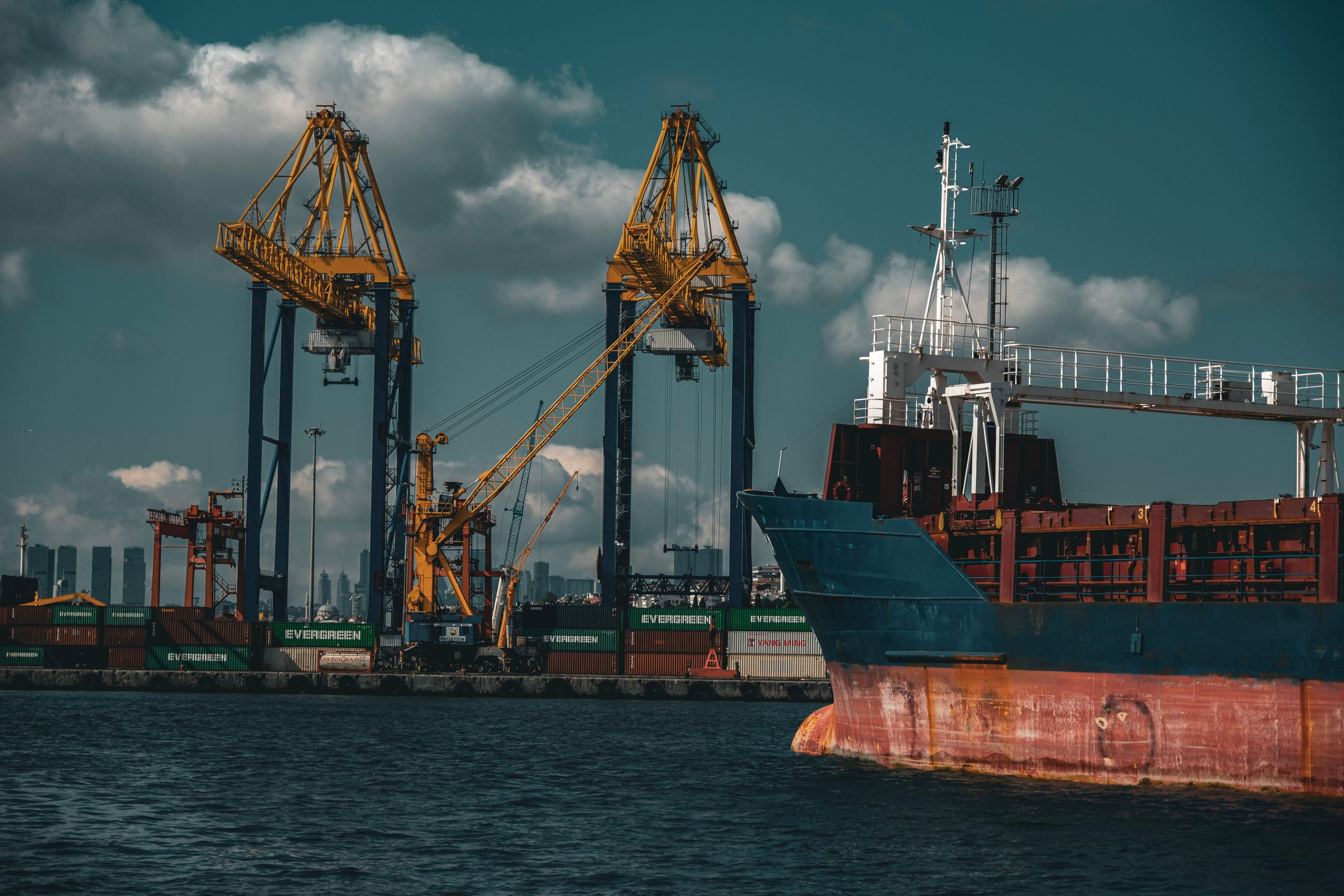 Breakbulk vs. Container Shipping: Cost, Cargo Types & Feasibility